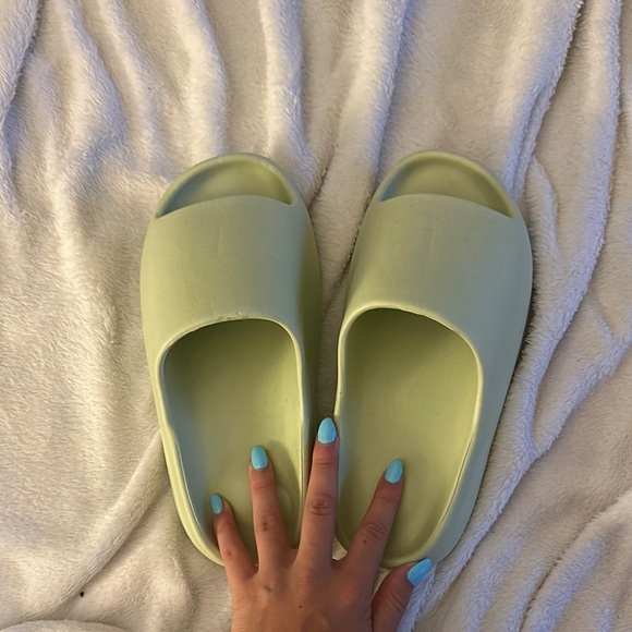 YEEZY slides glow green kids - Picture 1 of 4